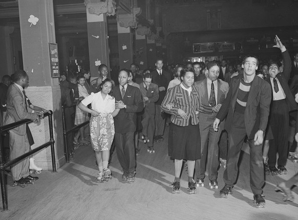 Rollschuhlaufen an einem Samstagabend im Savoy Ballroom in Chicago, 1941.
https://www.loc.gov/resource/fsa.8c00641/