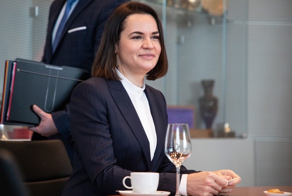 epa08883322 Svetlana Tichanowskaja, a Belarusian opposition leader, at a meeting with President of German Bundestag in Berlin, Germany, 14 December 2020. EPA/Andreas Gora / POOL Pool Photo