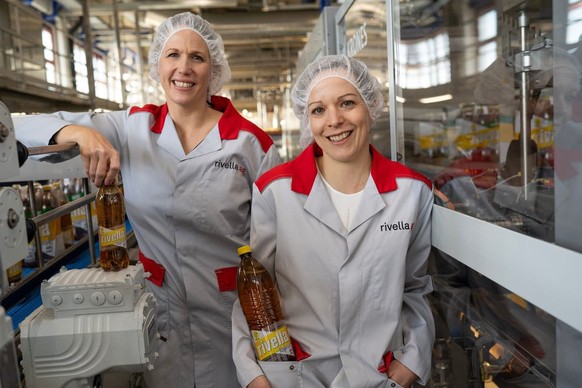 Rivella's two co-marketing managers, Angelika Leemann (left) and Sara Jermann, launch the new Rivella Yellow.