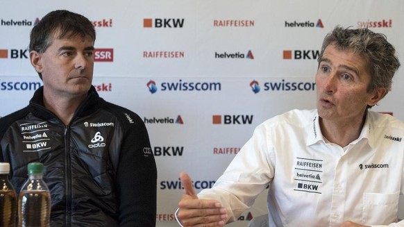 Berni Schoedler, Disziplinenchef Skispringen und Nordische Kombination und Hippolyt Kempf, Disziplinenchef Langlauf, von links, von Swiss Ski, orientieren an einer Medienkonferenz ueber die bevorstehe ...