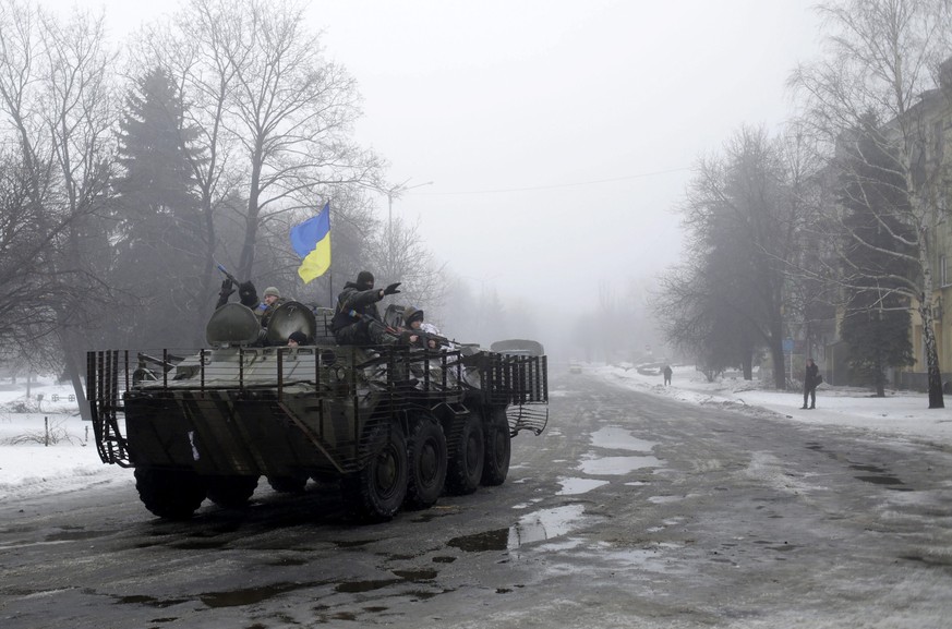 Ukrainische Regierungstruppen patrouillieren in den Strassen von Debalzewo.&nbsp;