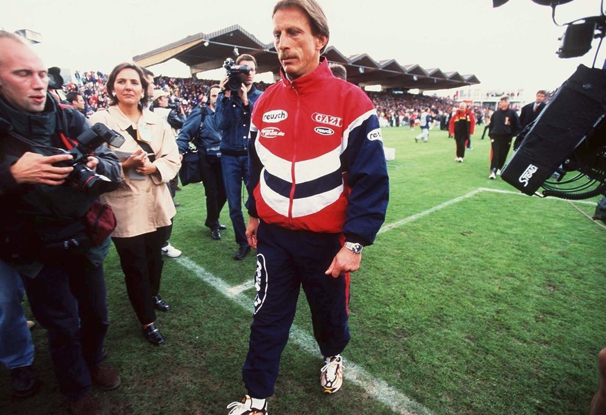 UNTERHACHING, GERMANY - MAY 20: 1. BUNDESLIGA 99/00, Unterhaching; SpVgg UNTERHACHING - BAYER 04 LEVERKUSEN 2:0; Enttaeuschter Trainer Christoph DAUM/Bayer Leverkusen verlaesst das Stadion (Photo by A ...