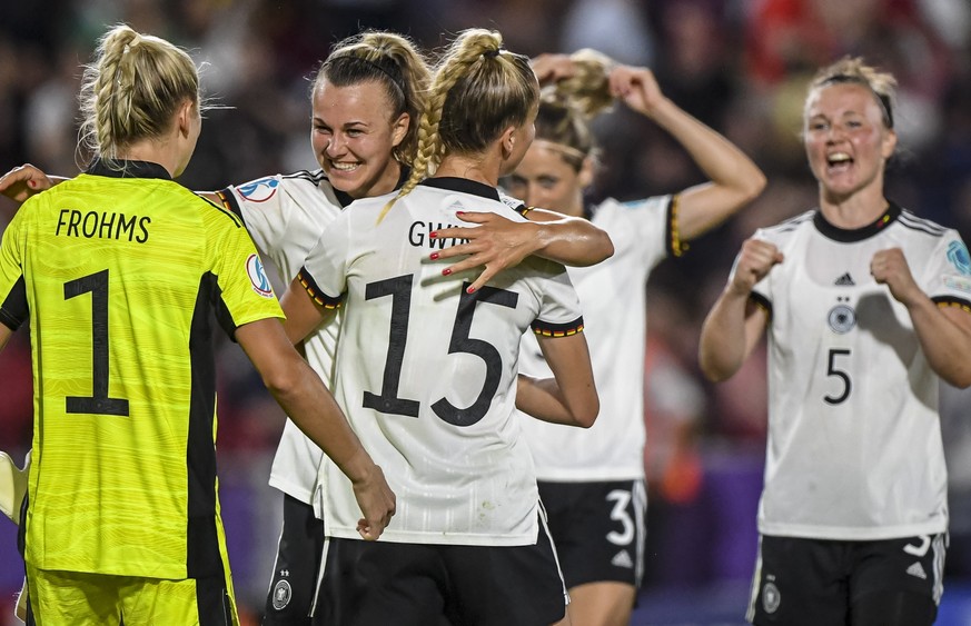 epa10067770 Players of Germany celebrate after winning the UEFA Women&#039;s EURO 2022 group B soccer match between Germany and Spain in London, Britain, 12 July 2022. EPA/Neil Hall