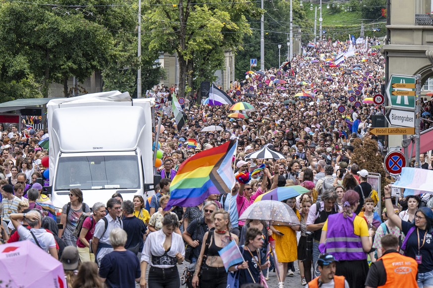 Teilnehmerinnen und Teilnehmer anlaesslich der Pride Kundgebung wo sie fuer queere Rechte demonstrieren, am Samstag, 29. Juli 2023 in Bern. Vom 26. bis 29. Juli 2023 wird Bern zum Schauplatz der EuroG ...