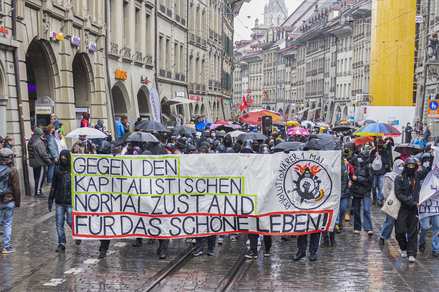 An einer Demonstration zum Tag der Arbeit demonstrieren zahlreiche Menschen mit Transparenten in Bern, am Samstag, 1. Mai 2021. .Schweizweit sind am Samstag an ueber 30 Orten Veranstaltungen geplant,  ...