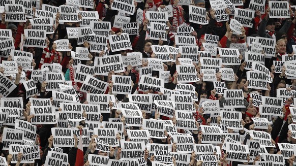 (GERMANY OUT) Germany Bavaria Munich - DFB Cup, season 2010-2011, semi-final, FC Bayern Muenchen v FC Schalke 04 0:1 - Bayern supporters presenting signs reading &#039;Koan Neuer&#039; (no Neuer): pro ...