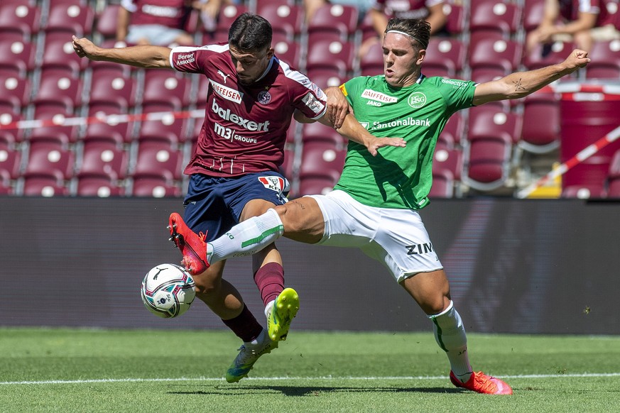 Le joueur St Gallois Alessandro Kraeuchi, droite, lutte pour le ballon avec le joueur Genevois Kastriot Imeri, gauche, lors de la rencontre de football de Super League entre le Geneve Servette FC et l ...