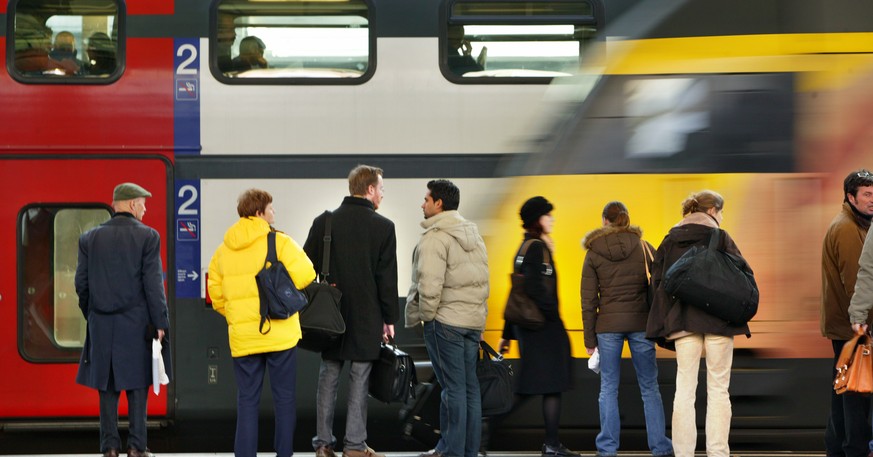 ARCHIV --- ZUM FAHRPLANWECHSEL BEI DEN SBB STELLEN WIR IHNEN FOLGENDES BILD ZUR VERFUEGUNG --- Pendler und Reisende warten am 19. November 2004 im Bahnhof Lausanne auf einem Perron, waehrend der Zug e ...