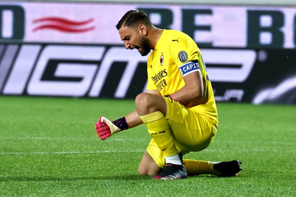 epa09224202 Milan���s Gianluigi Donnarumma celebrates during the Italian Serie A soccer match Atalanta BC vs AC Milan at the Gewiss Stadium in Bergamo, Italy, 23 May 2021. EPA/PAOLO MAGNI