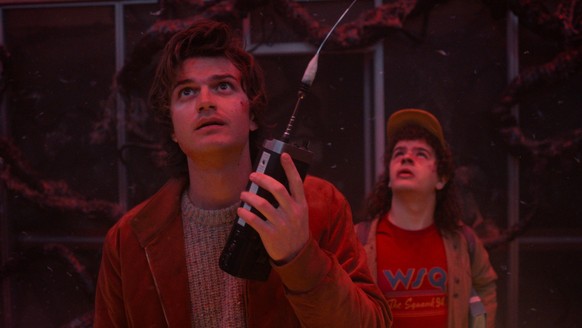 STRANGER THINGS: SEASON 5. (L to R) Brett Gelman as Murray Bauman, Joe Keery as Steve Harrington, Sadie Sink as Max Mayfield, Amybeth McNulty as Vickie, Caleb McLaughlin as Lucas Sinclair, Winona Ryde ...