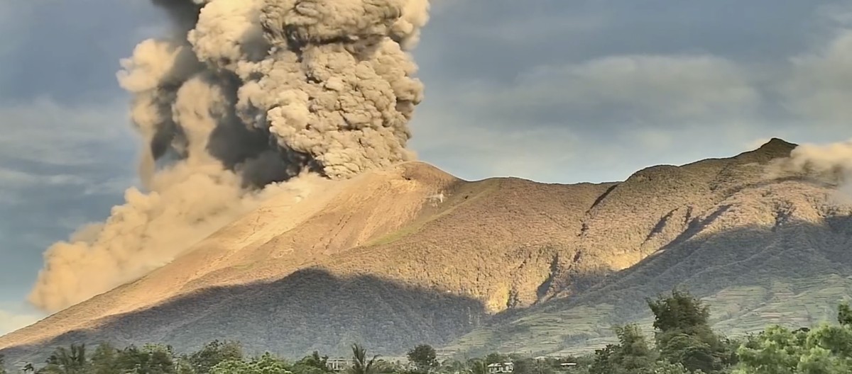 epa12016990 A handout video screenshot released by the Philippine Institute of Volcanology and Seismology (Phivolcs) shows an explosive eruption of Mount Kanlaon Volcano in Negros island province, cen ...