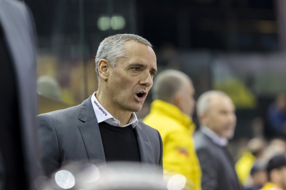 Geneve-Servette&#039;s Head coach Jan Cadieux (GSHC) talks to his players, during a National League regular season game of the Swiss Championship between Geneve-Servette HC, GSHC, and HC Ambri-Piotta, ...