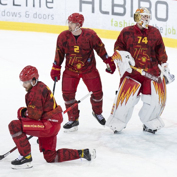 Tigers Sebastian Schilt, Frederico Lardi, und Goalie Ivars Punnenovs, von links, geschlagen zum 0:4, waehrend dem Meisterschaftsspiel der National League zwischen den SCL Tigers und dem EV Zug, am Fre ...