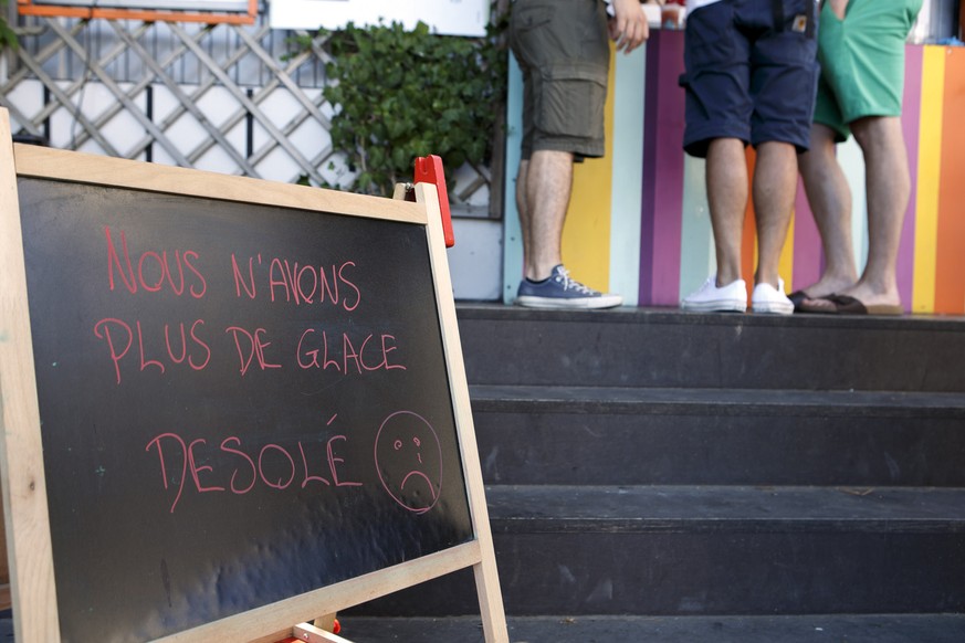 Symptomatische Situation in einem Badi-Kiosk eines Genfer Freibades: Es hat keine Glacé mehr.&nbsp;