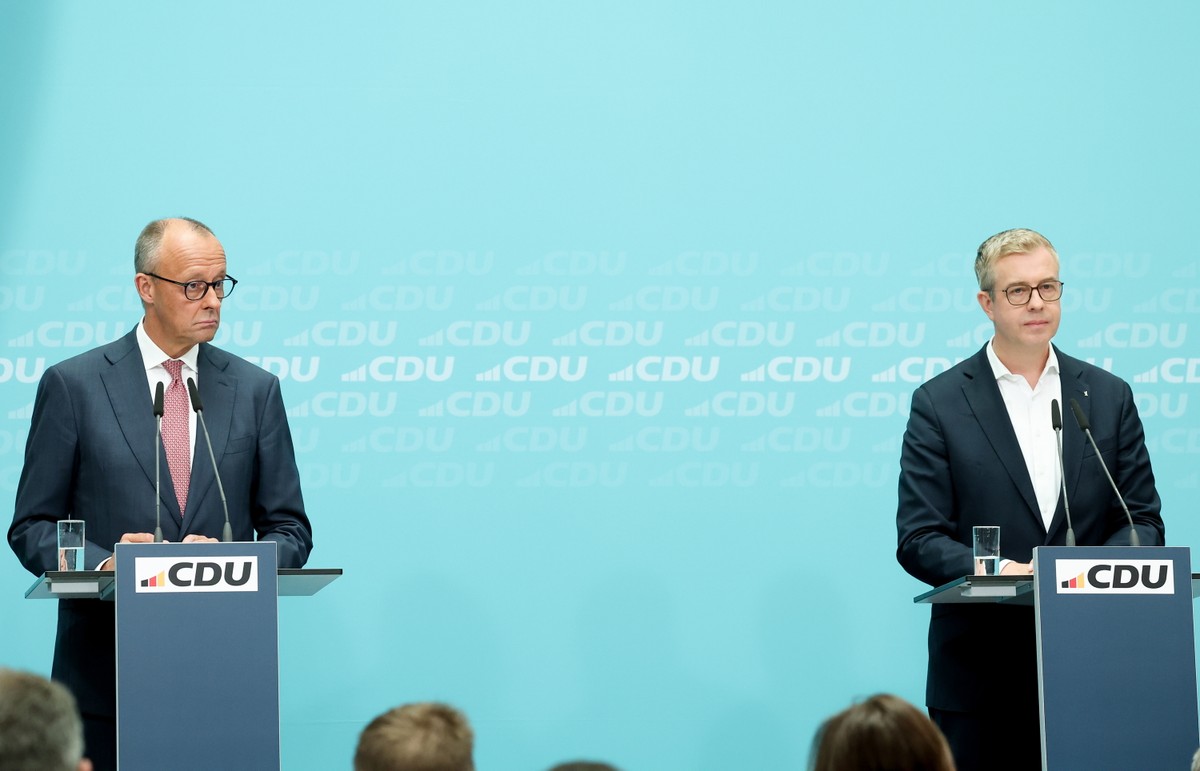 epa13254135 German Chancellor and leader of the Christian Democratic Union (CDU) Friedrich Merz (L) and CDU top candidate for the Berlin House of Representatives election 2026 Stefan Evers attend a pr ...