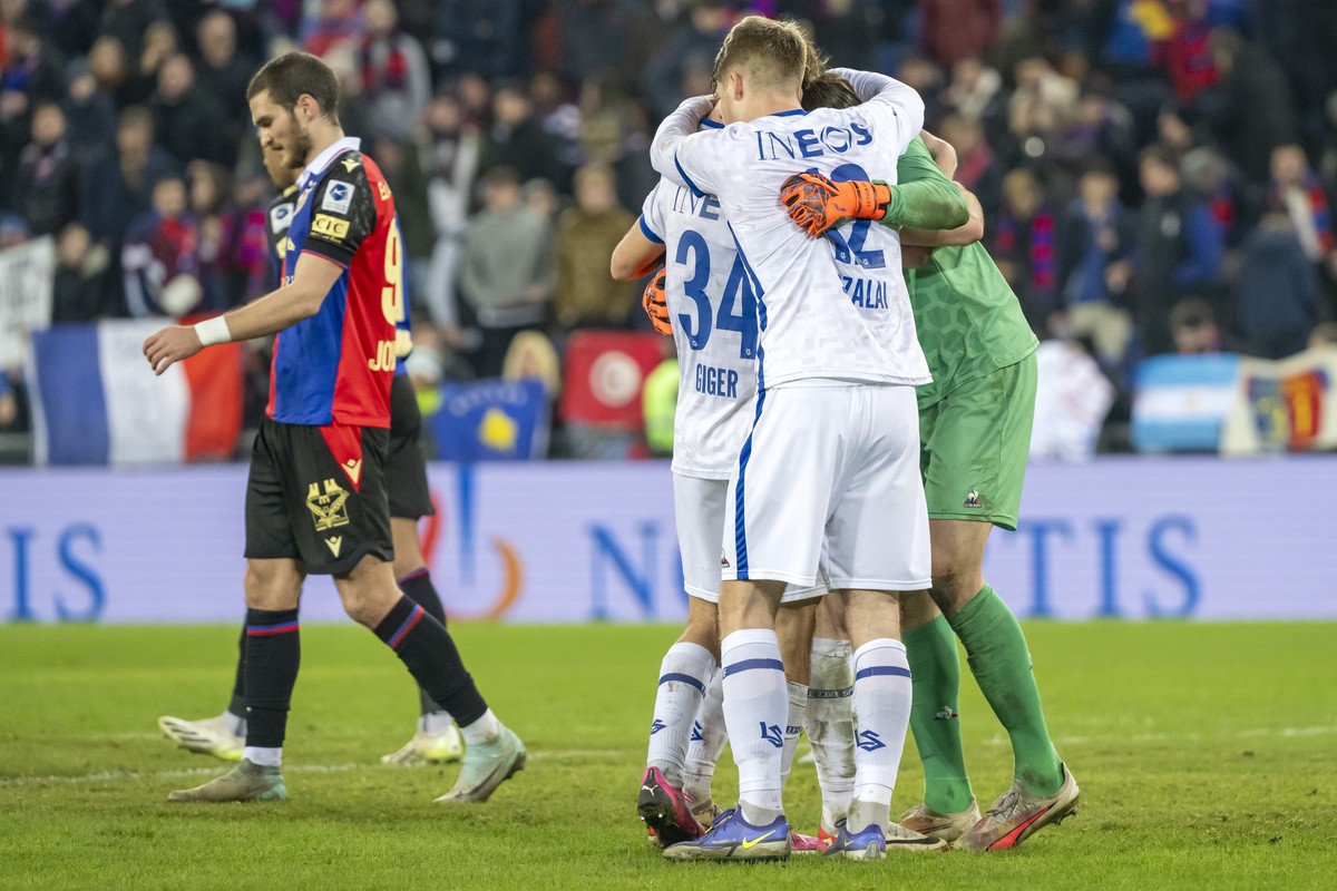 Lausannes Spieler jubeln nach dem Fussball Meisterschaftsspiel der Regular Season der Super League zwischen dem FC Basel 1893 und dem FC Lausanne-Sport im Stadion St. Jakob-Park in Basel, am Samstag,  ...