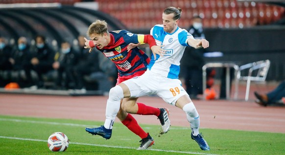 Foto Manuel Geisser 04.12.2020 Zürich : Stadion Letzigrund Zürich Saison 2020/2021 Herren Fussball Challenge League Grasshopper Club - SC Kriens Elia Alessandrini li,SC Kriens gegen Ermir Lenjani Gras ...