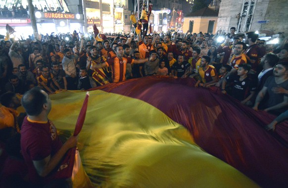 epa04767792 Galatasaray supporters celebrate after their team won the Turkish Super League Championship in Istanbul, Turkey, 25 May 2015. Turkey&#039;s Galatasaray became Super League champions on 25  ...