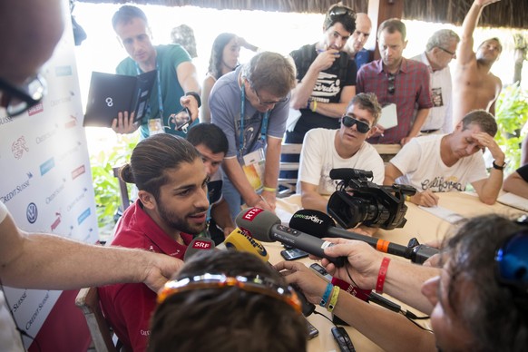 Plötzlich doch ein gefragter Mann: Ricardo Rodriguez im Gespräch mit Schweizer Journalisten.