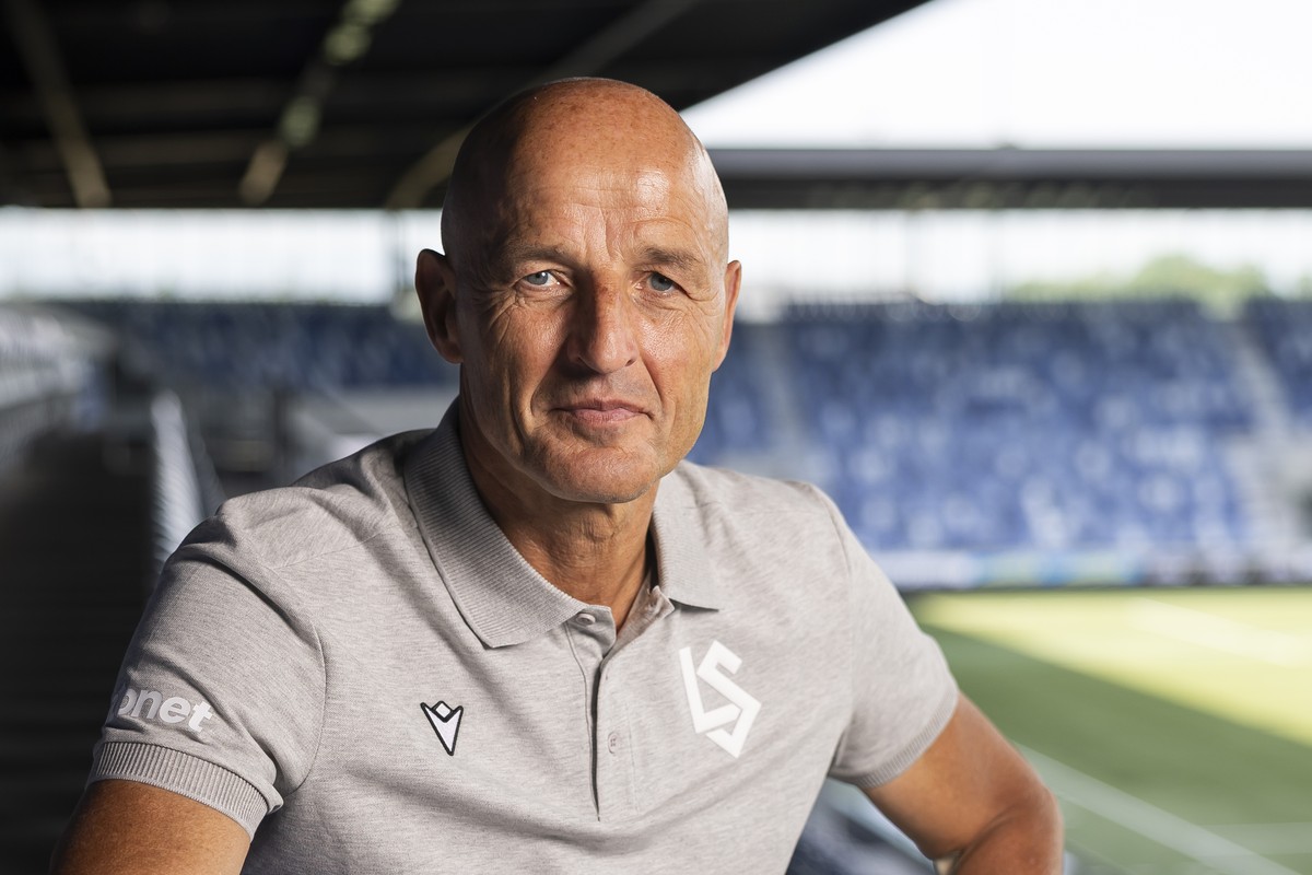 Peter Zeidler, nouvel entraineur du FC Lausanne-Sport (LS), pose pour le photographe dans la tribune du stade de la Tuiliere a l'issue de la conference de presse de presentation du nouvel entrain ...