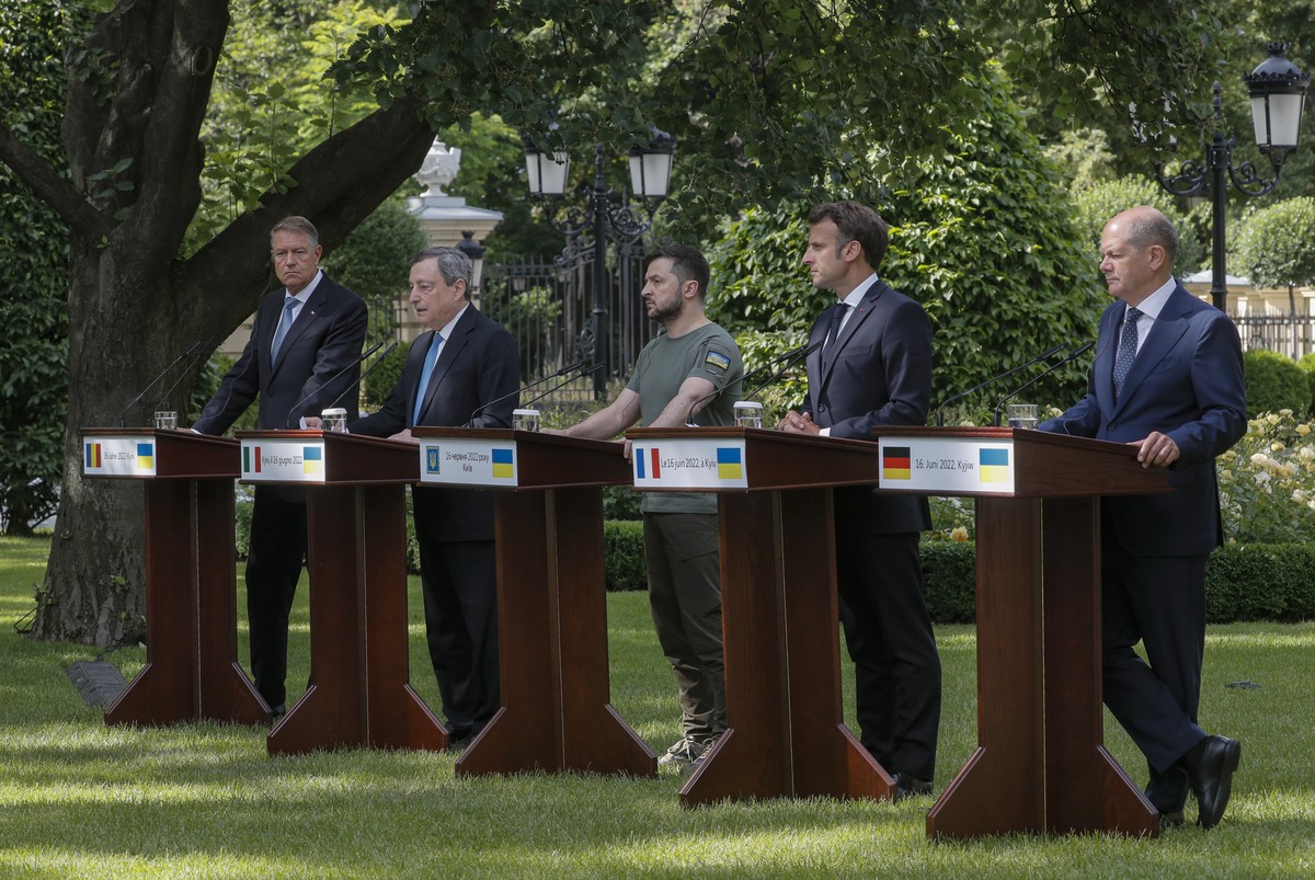 epa10016402 Ukrainian President Volodymyr Zelensky (C) attends a press conference with Romanian President Klaus Iohannis (L), Italian Prime Minister Mario Draghi (2-L), German Chancellor Olaf Scholz ( ...