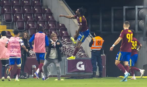 Junior Kadile (SFC), centre, celebrates his goal with his teammates after scoring the 2:1, during the Super League soccer match of Swiss Championship between Servette, SFC, and Zurich, FCZ, at the Sta ...