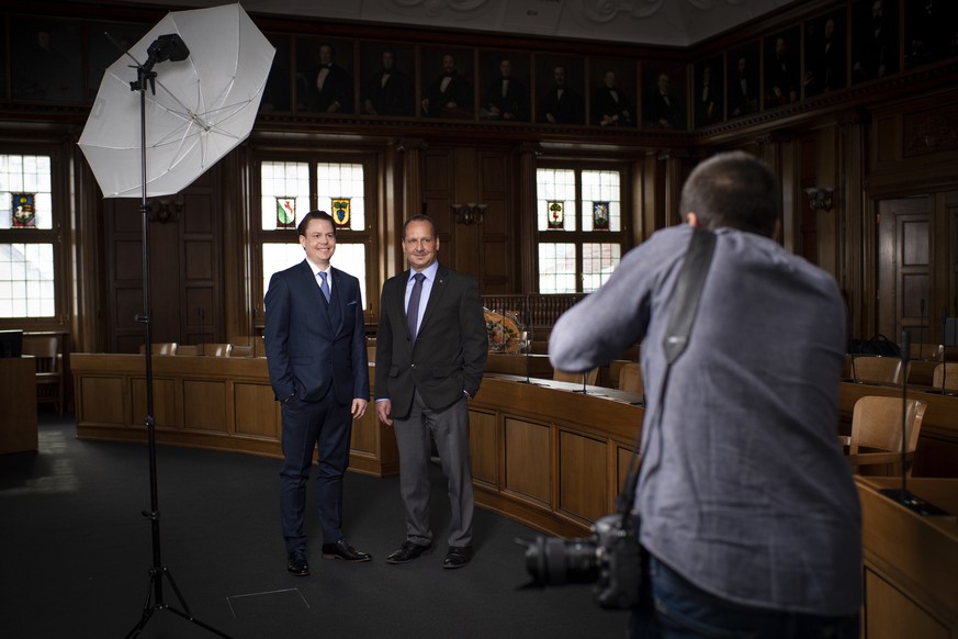 Die neu gewaehlten Regierungsraete Yves Noel Balmer (SP), links, und Hansueli Reutegger (SVP), posieren im Rahmen der Gesamterneuerungswahlen im Kanton Appenzell Ausserrhoden, am Sonntag, 10. Februar  ...