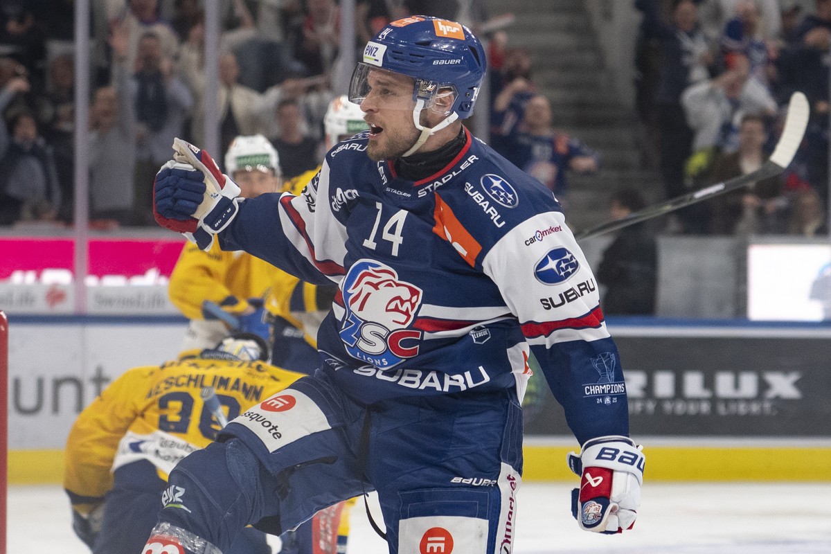 Der Torschuetze Chris Baltisberger (ZSC) jubelt nach dem Tor zum 2:1 bei dem Spiel 2 des Playoff Halbfinal der Eishockey National League zwischen den ZSC Lions und dem HC Davos am Montag, 6. April 202 ...
