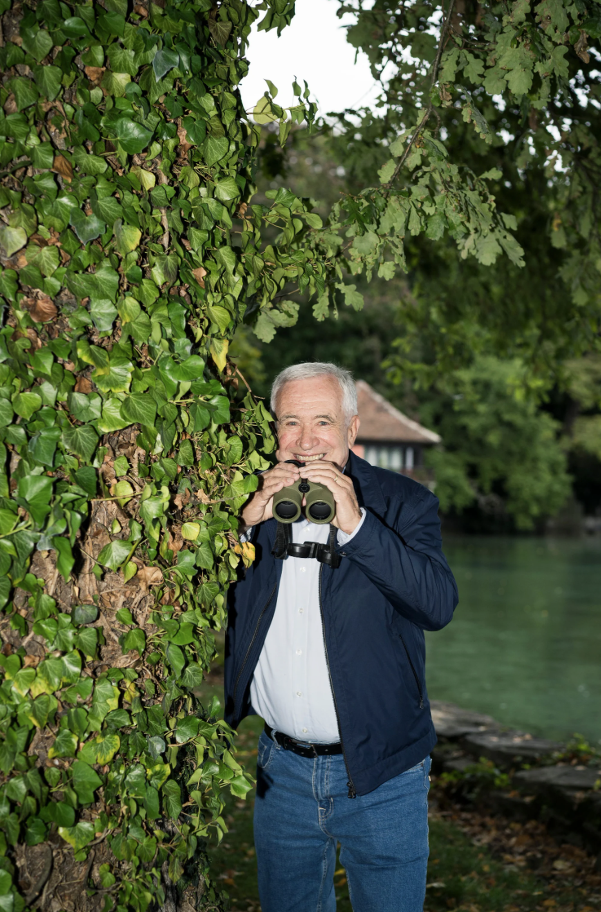 Heute ist Hanspeter Latour ein leidenschaftlicher Beobachter der Natur, weshalb der Feldstecher stets dabei ist.