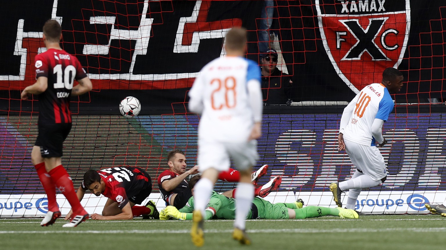 Grasshopper Julien Ngoy, rechts, erzielt das Tor zum 0-1, im Super League Spiel zwischen Neuchatel Xamax FCS und dem Grasshopper Club Zuerich GC, am Samstag, 27. April 2019 im Stadion Maladiere in Neu ...