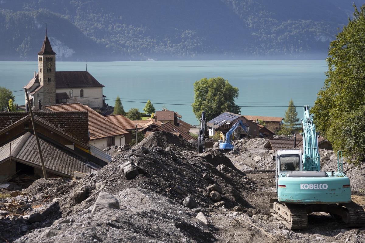 Bagger erstellen einen Schutzdamm, am Freitag, 16. August 2024 in Brienz im Berner Oberland. Am Montag Abend haben heftige Gewitter einen Murgang ausgeloest und Gebaeude, parkierte Fahrzeuge, Strassen ...