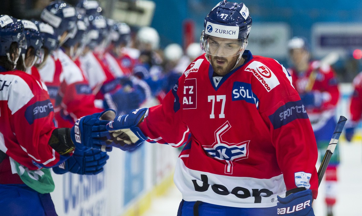 Kloten's defender Bobby Sanguinetti of U.S.A. celebrates after scoring the 1.1 during the Swiss Ice Hockey Cup final game between EHC Kloten and Geneve-Servette HC, at the SWISS Arena ice stadium ...
