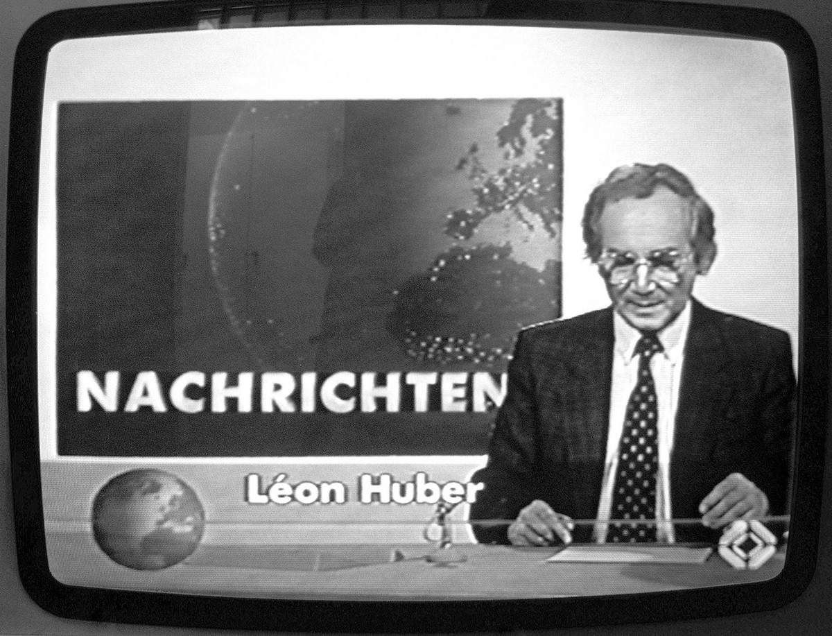 Leon Huber waehrend der Moderation der Nachrichten beim Schweizer Fernsehen, undatierte Aufnahme. Am Mittwoch, 21. Maerz 2001 teilte TeleBaern mit, dass Leon Huber im neuen Trendmagazin "klopfer& ...