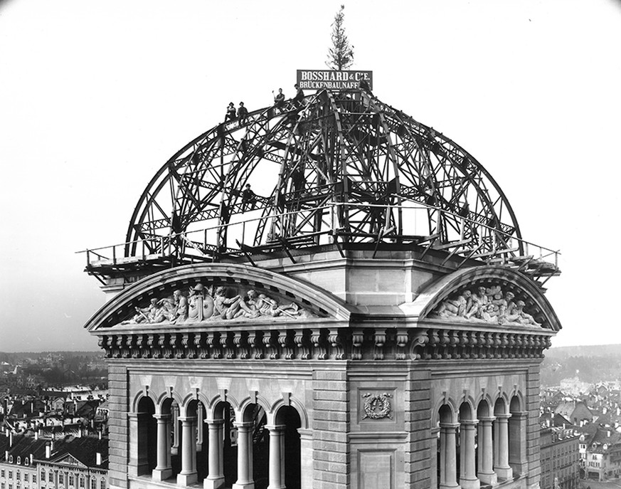 Die Bundeshauskuppel im Bau. Das Bild stammt aus dem Jahr 1900.