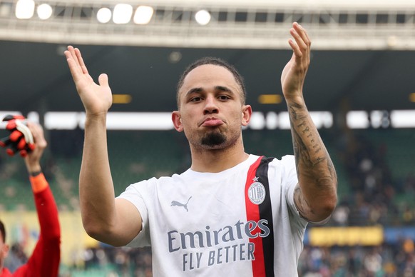 epa11226319 Milan&#039;s Noah Okafor celebrate the victory at the end of the Italian Serie A soccer match Hellas Verona vs AC Milan at Bentegodi stadium in Verona, Italy, 17 March 2024. EPA/SIMONE VEN ...