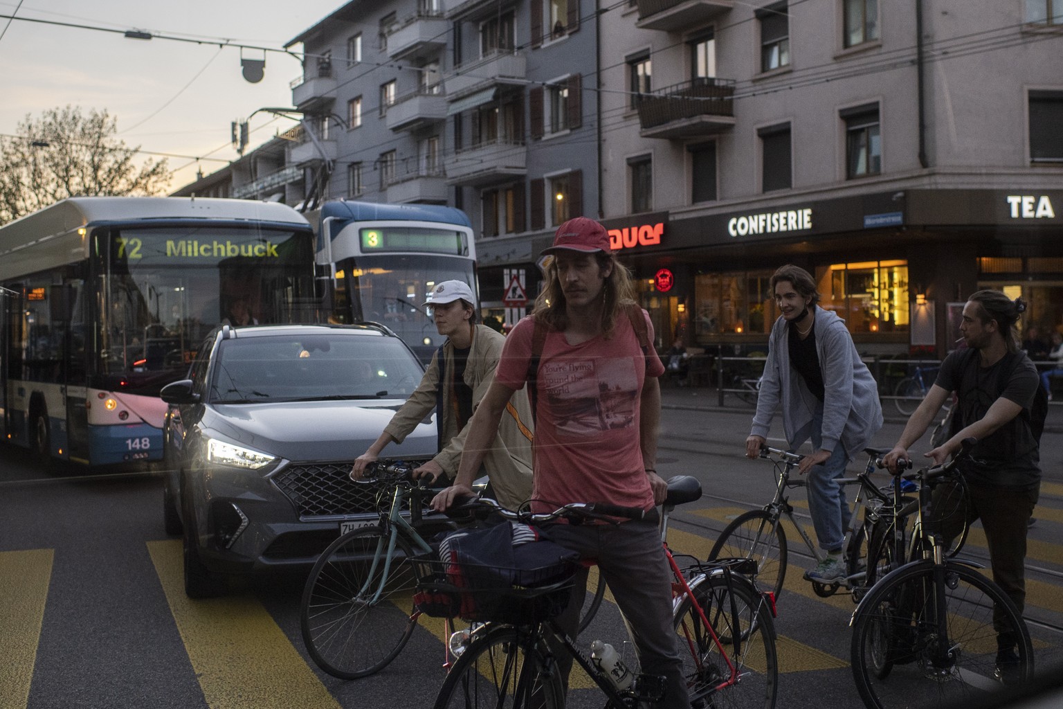 Menschen fahren auf ihren Raedern unter dem Motto: &quot;Critical Mass&quot; durch die Strassen in Zuerich, aufgenommen am Freitag, 28. Mai 2021. (KEYSTONE/Ennio Leanza)