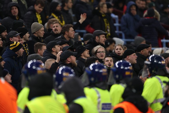 epa12553606 Riot police look on as fans of Young Boys react during the UEFA Europa League league phase match between Aston Villa and BSC Young Boys in Birmingham, Britain, 27 November 2025. EPA/ADAM V ...