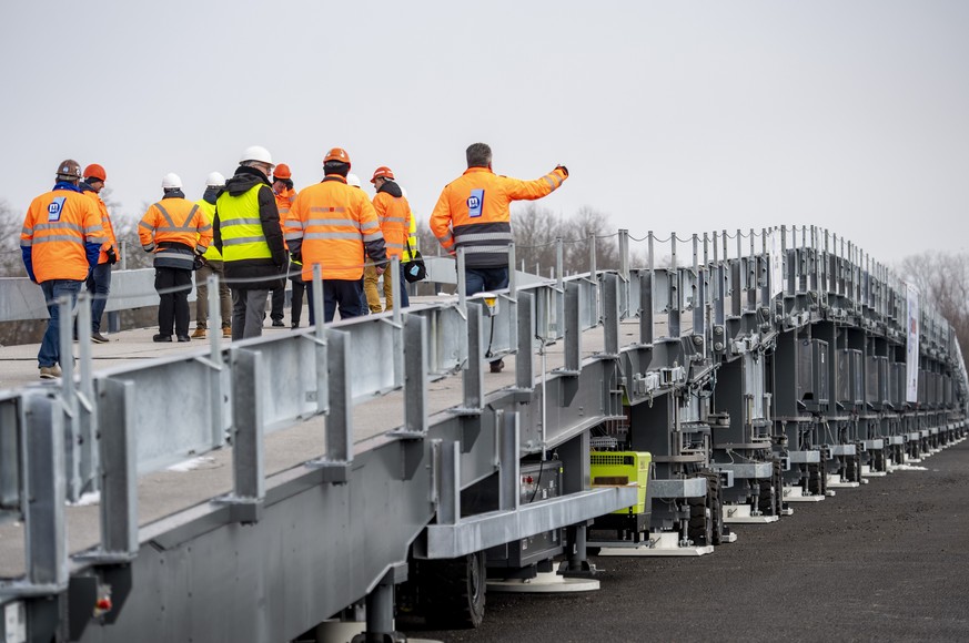 Die Montage und die Steuerung der neuen ASTRA Bridge wird auf einem Lagerplatz getestet, waehrend einer Medienbesichtigung der neuen mobilen Baustellenbruecke welche bei Autobahnunterhaltsarbeiten ein ...
