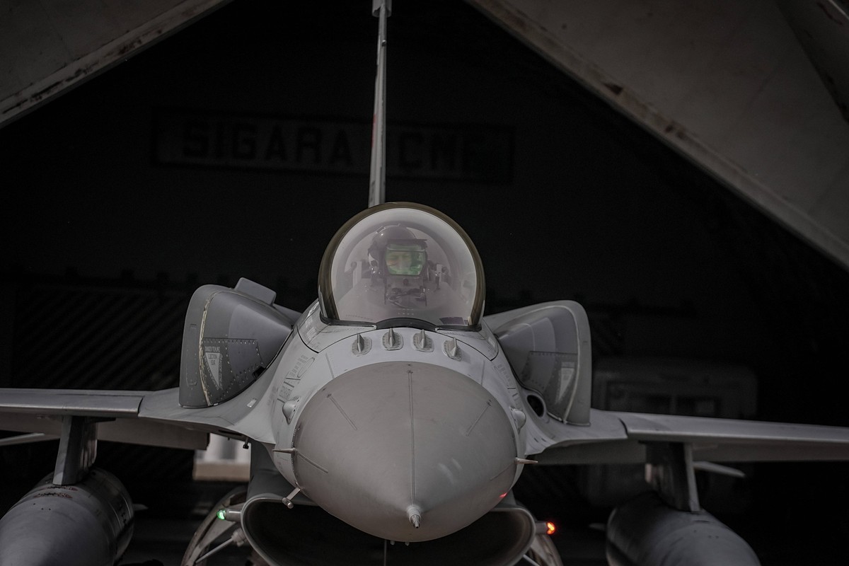 F-16 fighter jets take off from Bandirma as part of EFES-2026 exercise BALIKESIR, TURKIYE - MAY 8: F-16 fighter jets affiliated with the Turkish Air Force take off from Bandirma as part of the EFES-20 ...