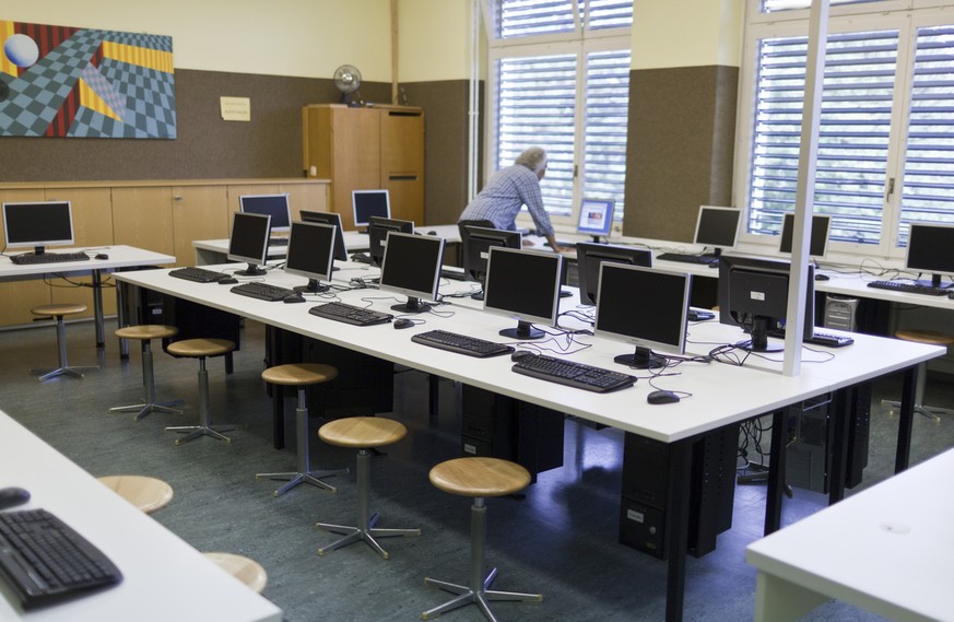 Computer room at the secondary school &quot;Kirchbuehl&quot;, pictured during the summer break on August 16, 2010, in Kriens in the canton of Lucerne, Switzerland. (KEYSTONE/Gaetan Bally)

Computerrau ...