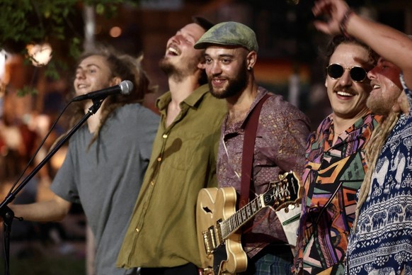 HANDOUT - Undatiertes Handout der Schweizer Band &quot;Lauwarm&quot;, zur Verfuegung gestellt am Donnerstag, 28. Juli 2022. Der Konzertabbruch eines Konzertes von Lauwarm in der Brasserie Lorraine erf ...