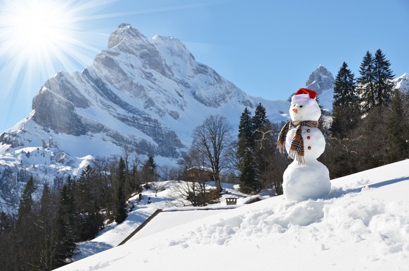 Schneemann Alpen Schnee Sonnenschein weisse Weihnachten