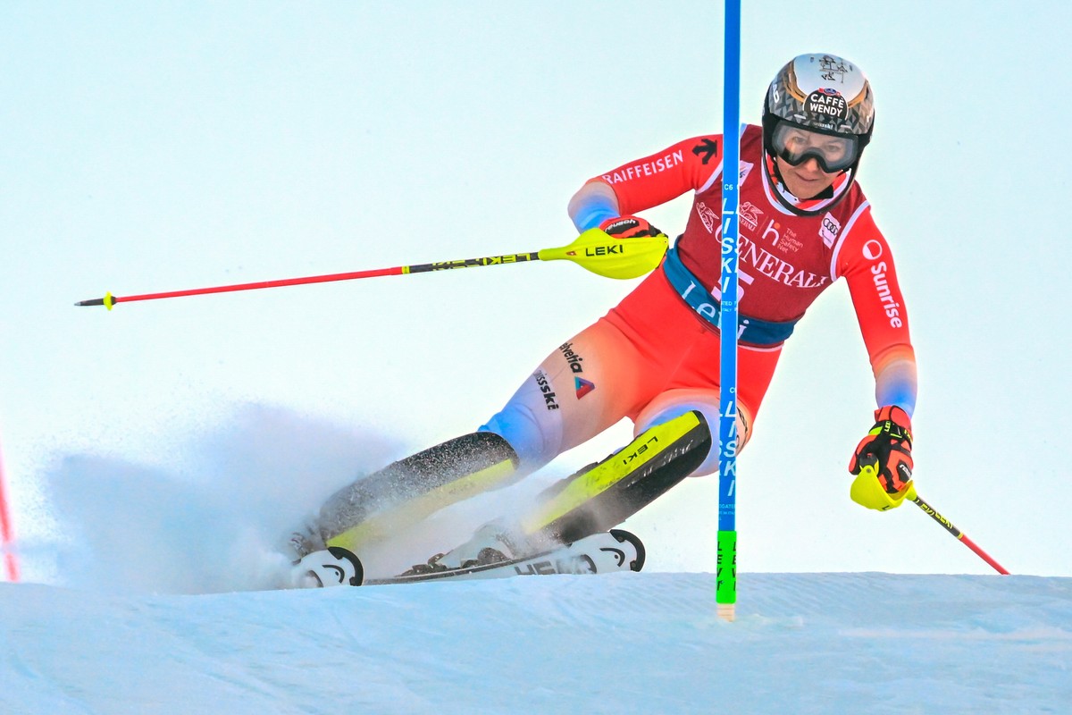 epa10971212 Wendy Holdener of Switzerland in action during the first round of the Women's Slalom race at the FIS Ski World Cup in Levi, Finland, 12 November 2023. EPA/KIMMO BRANDT