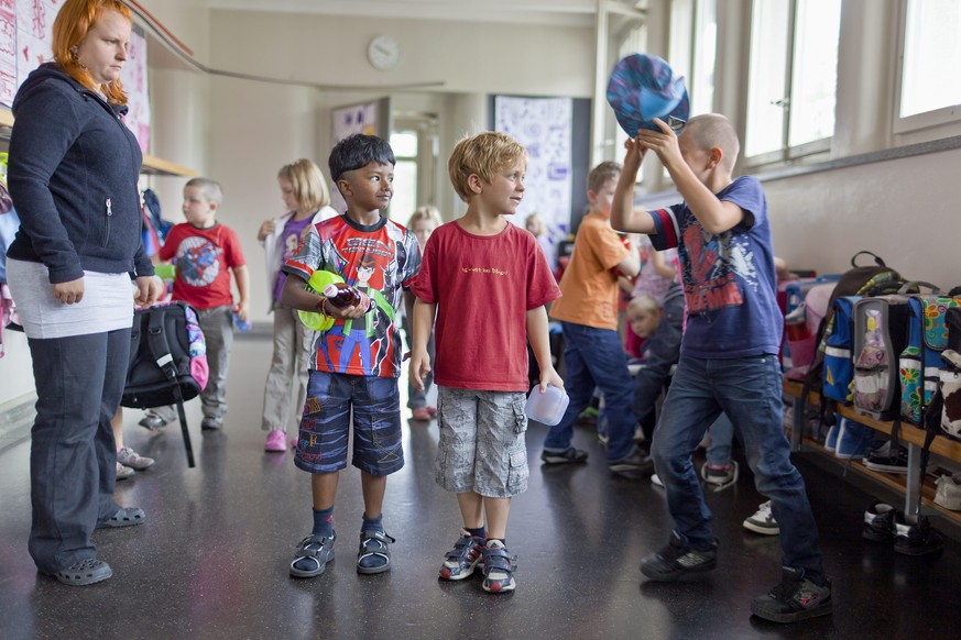 The first day at school with the first grade in Luetzelflueh, in the canton of Berne, pictured on August 15, 2011. (KEYSTONE/Gaetan Bally)

Der erste Schultag bei der ersten Klasse mit Lehrerin Claudi ...