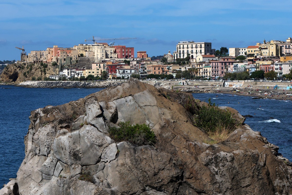 Naples Pozzuoli: Naples earthquake in the Phlegraean Fields with its epicenter at Solfatara. Photo shows a view of Pozzuoli and Rione Terra. Naples Pozzuoli PUBLICATIONxINxGERxSUIxAUTxONLY - ZUMAp169  ...