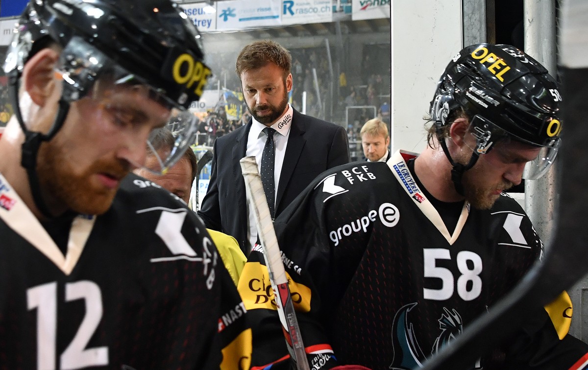 Fribourgs Trainer Gerd Zenhaeusern, Mitte, verlaesst die Trainerbank im Eishockey National League A Spiel zwischen dem HC Fribourg-Gotteron und dem HC Davos, am Samstag, 24. September 2016, in der BCF ...