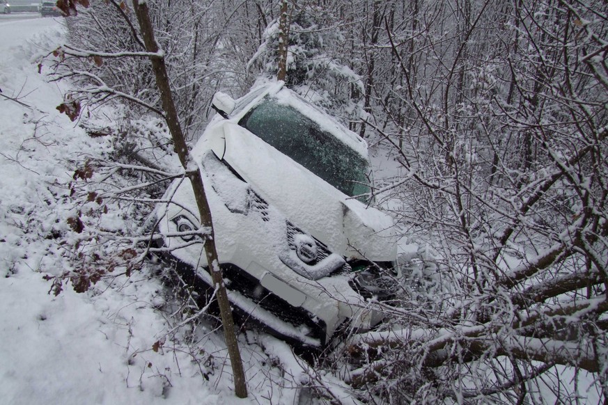 HANDOUT - Im Schneetreiben verungluecktes Auto, am Samstag, 05. Januar 2019 bei Rapperswil-Jona. Gemaess Polizeiangaben wurde der Autofahrer nur leicht verletzt. (HANDOUT KANTONSPOLIZEI ST. GALLEN) ** ...