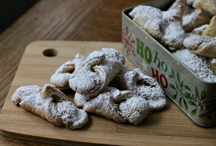 Ungarn: Kifli weihnachten xmas guetzli essen food https://korenainthekitchen.com/2017/12/31/hungarian-kifli/