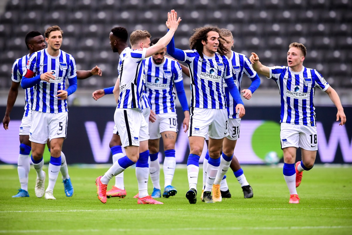 epa09126724 Hertha's Santiago Ascacibar (R) celebrates with his teammates after scoring the 1-0 lead during the German Bundesliga soccer match between Hertha BSC and Borussia Moenchengladbach in  ...