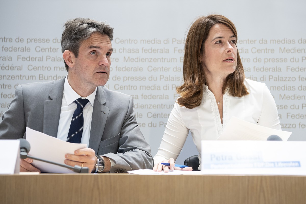 Nationalrat Beat Walti, ZH, links, und Parteipraesidentin und Nationalraetin Petra Goessi, SZ, von der FDP die Liberalen Schweiz, aeussern sich an einer Medienkonferenz zur Umfrage ueber eine liberale ...